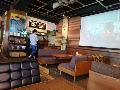ラッチハンバーグファクトリー 店内 奥ソファ席（禁煙）＋スクリーン＋右奥キッチン方向